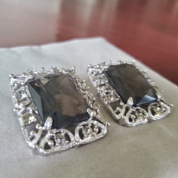 Vintage Sarah Coventry 1950s gray clip on earrings - Picture 2 of 6